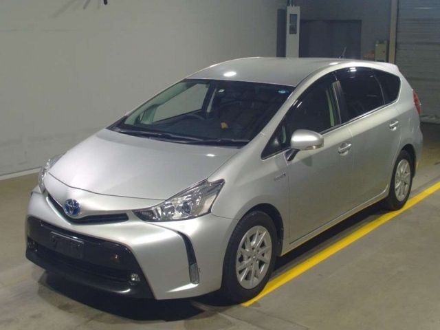 12674 Toyota Prius alpha ZVW41W 2016 г. (TAA Yokohama)